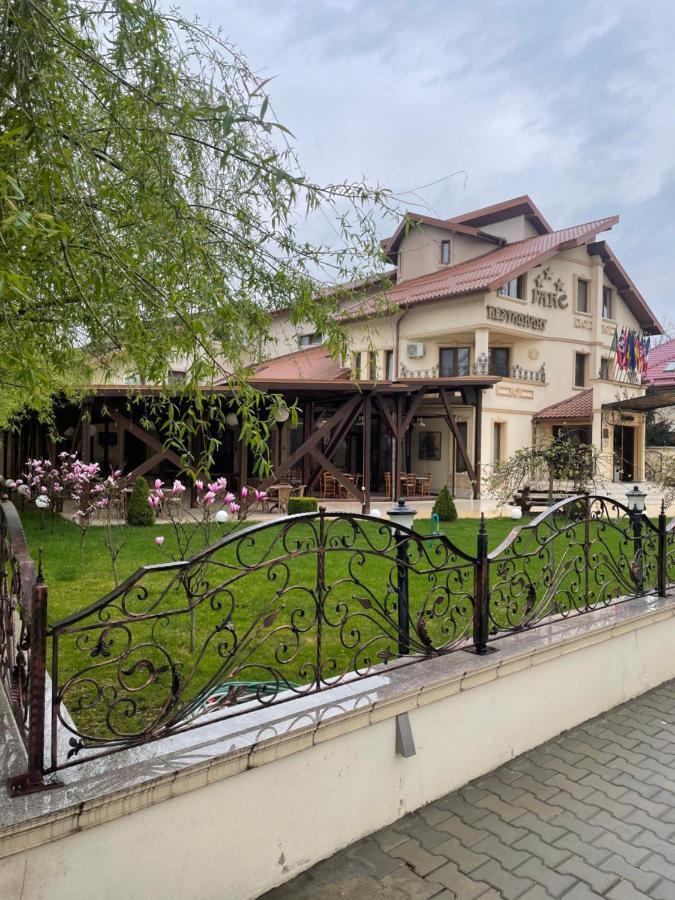 Hotel Parc Tecuci Экстерьер фото