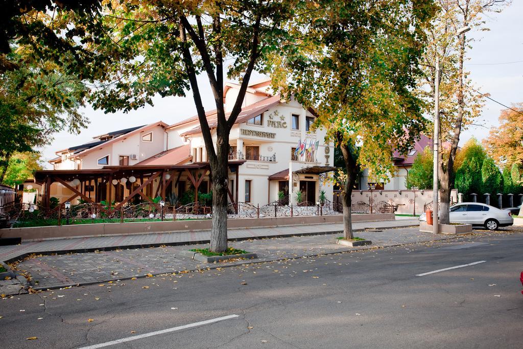 Hotel Parc Tecuci Экстерьер фото